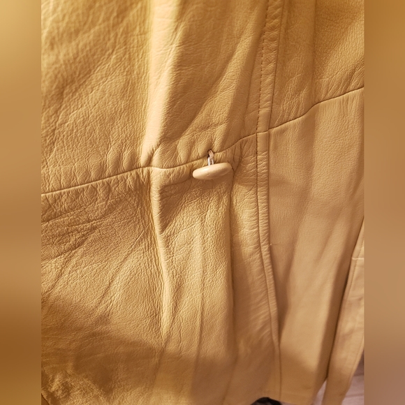 70s Vintage Belted Leather Jacket - Picture 7 of 9